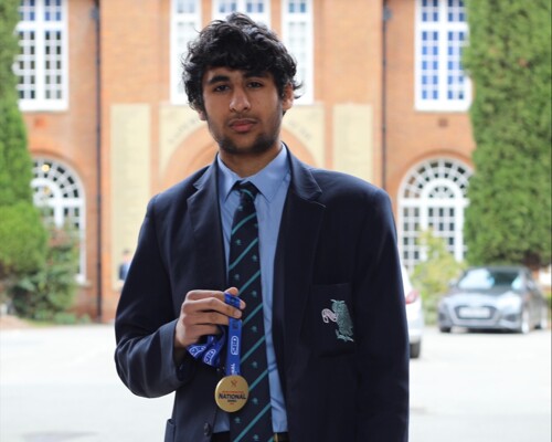 Year 11 pupil Ayaan succeeds at British Bench Pres...